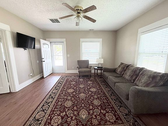 4th image of 709 N Cliff Dr