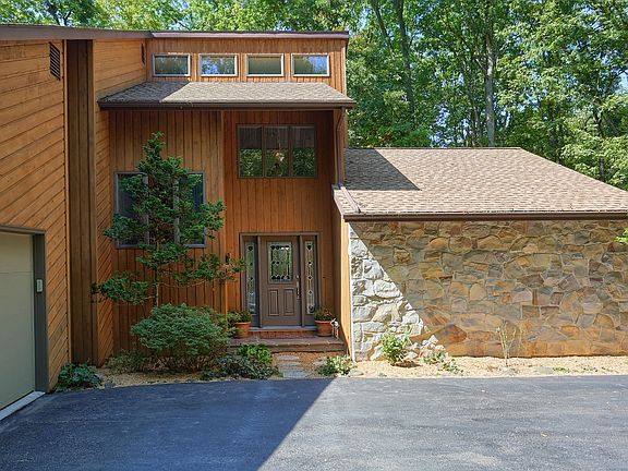 2nd image of 4 Hall Dr