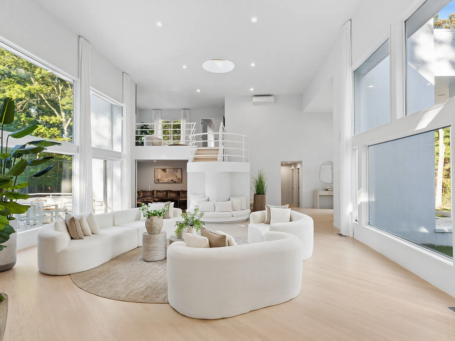 Wainscott Modern Renovated Oasis — Photo 4