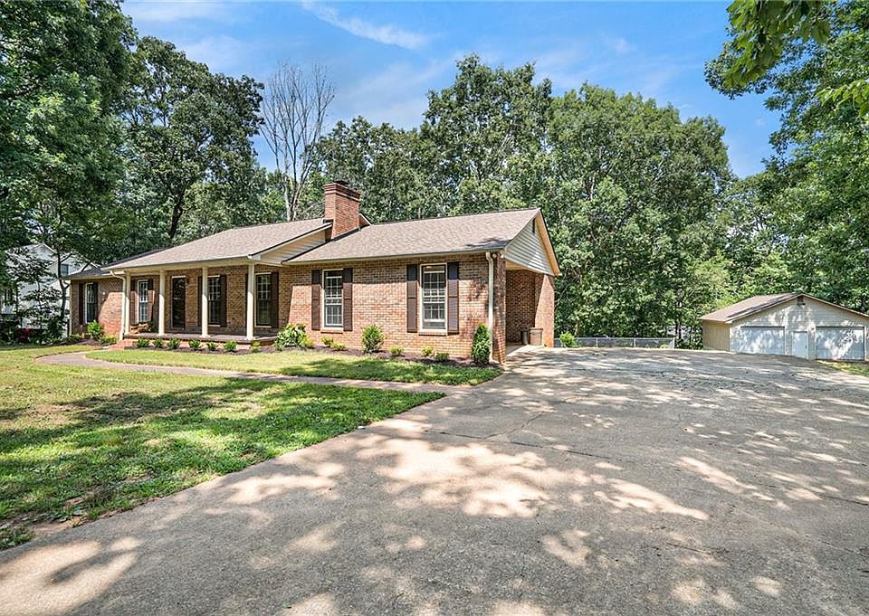 1st image of 114 Mountain Crest Dr