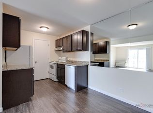 1357 W Maple Ave APT 213, Mundelein, IL 60060