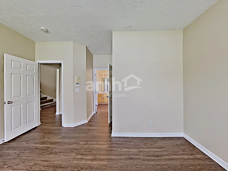 1001 Mallory Ln — Photo 12
