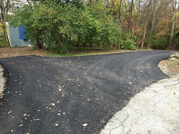 5th image of 1017 Pin Oak Dr