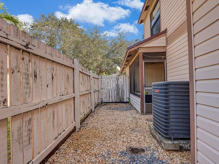 113 Sherwood Cir #25B — Photo 25