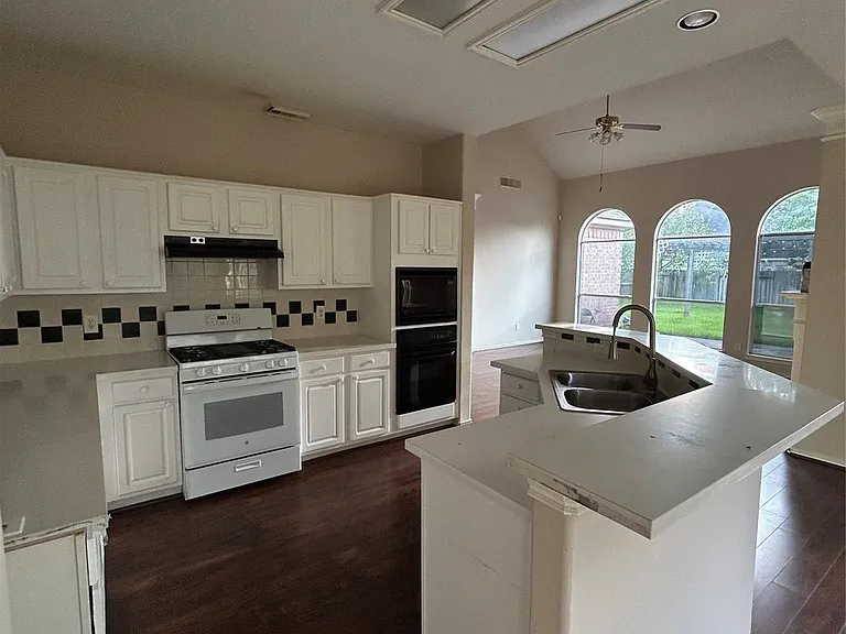 2422 Leanett Way — Photo 20