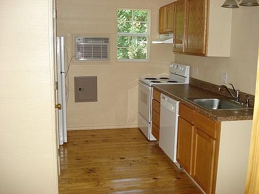 5th image of 906 Cason St #303