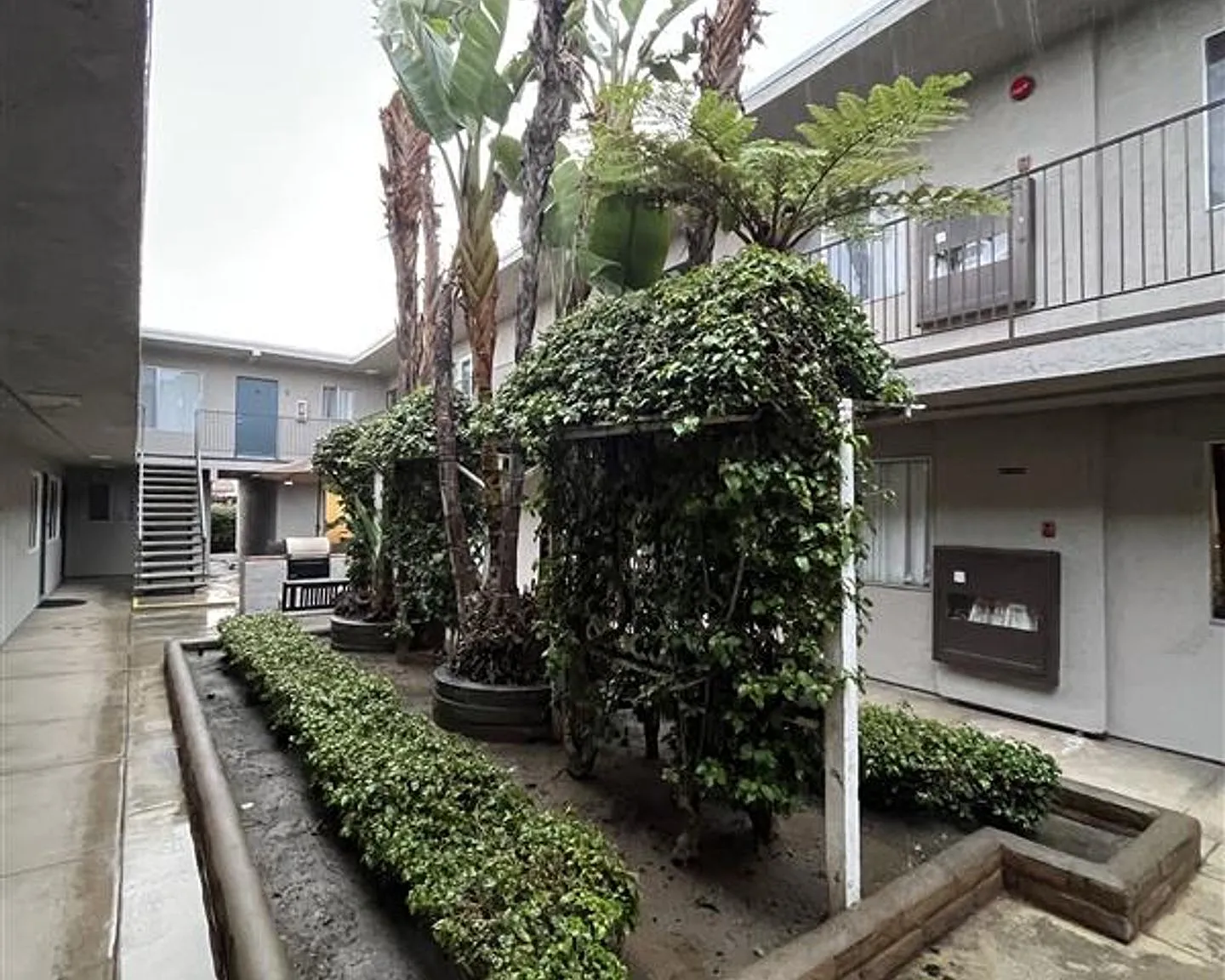 Iris Arms Apartments — Photo 2
