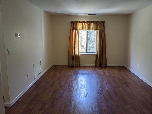 3rd image of 972 Skyline Dr