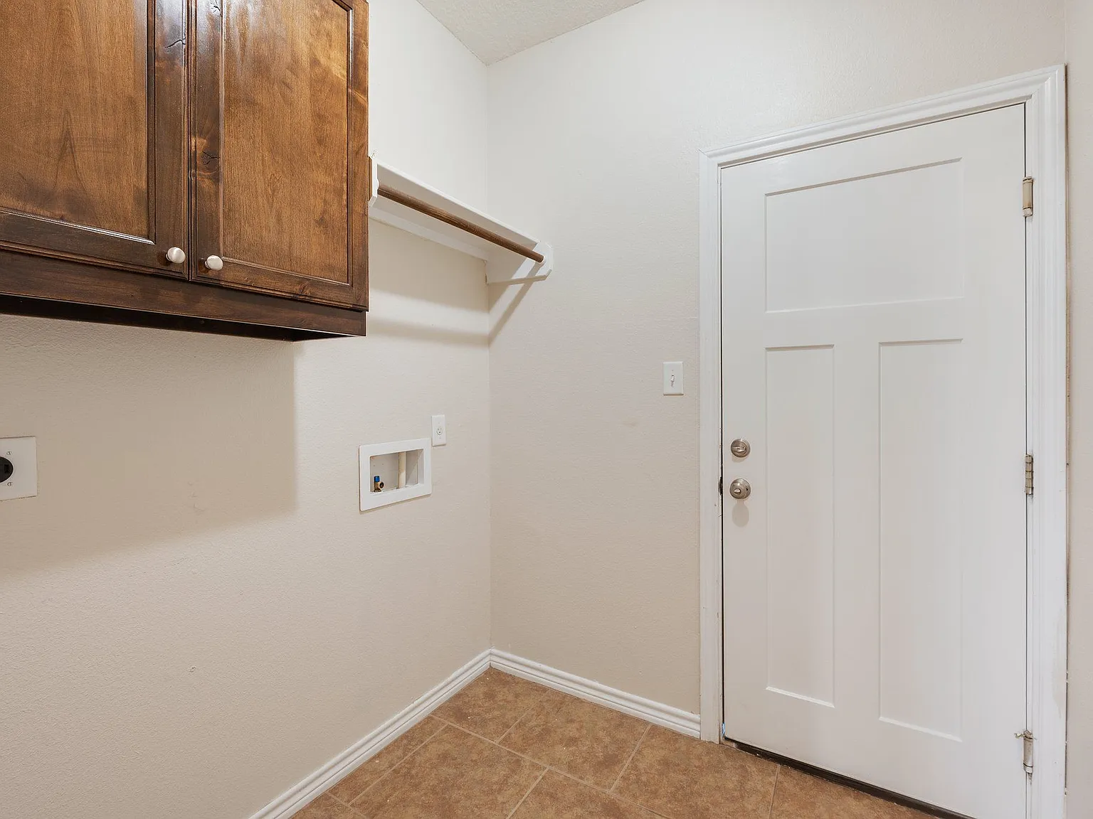 4 bed, 4.0 bath, 1874 sqft, $2,400 — Photo 3