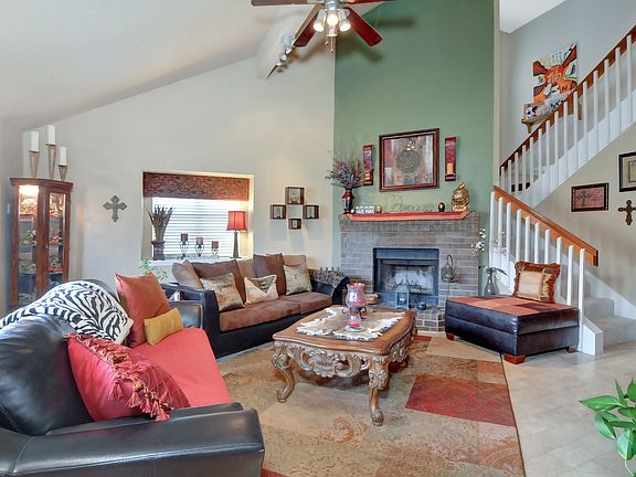 2nd image of 4918 Crestpoint Ln