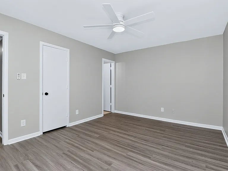 Primary bedroom w/ walk-in closet & en suite bathroom
