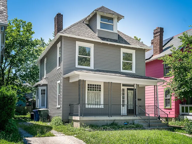 2435 Summit St — Photo 2