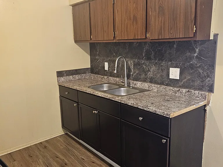 Dolson Arms Apartments — Photo 37