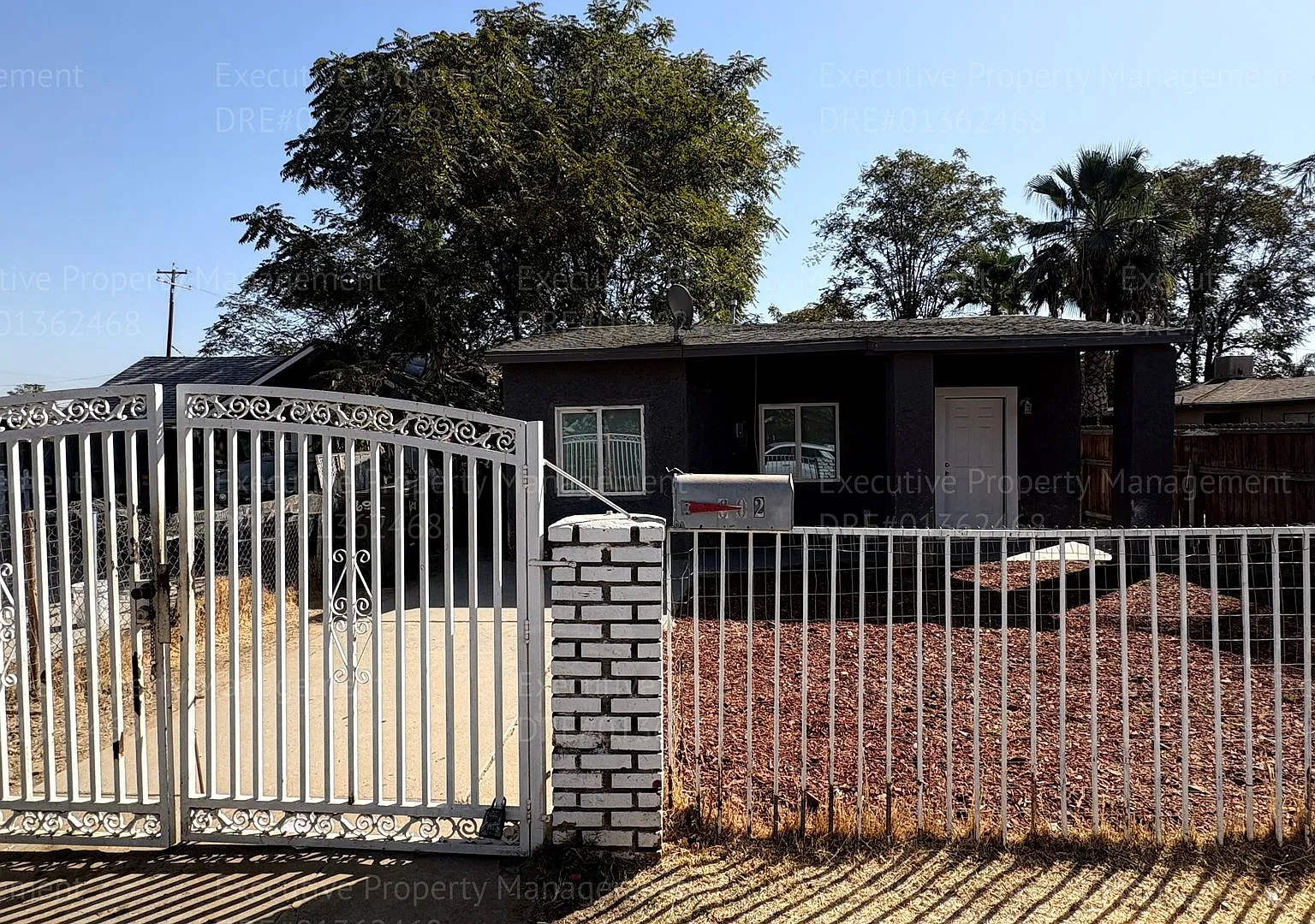 3 bedroom 1 bathroom house located near Decatur St and Oildale Dr — Photo 1
