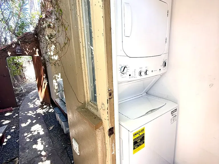 907 N Genesee Ave — Photo 17