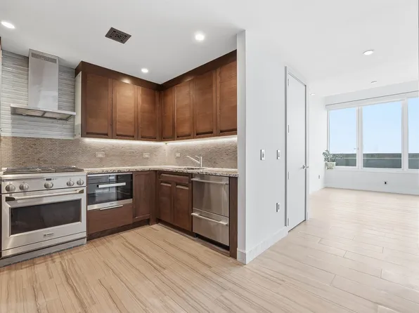 1000 Avenue At Port Imperial image 24 of 38