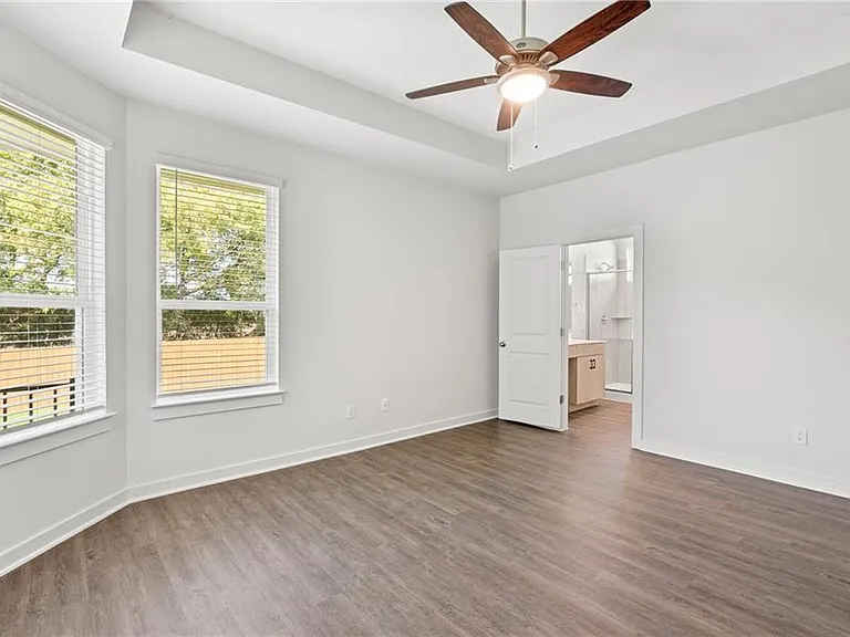 1012 Paddock Ln — Photo 6