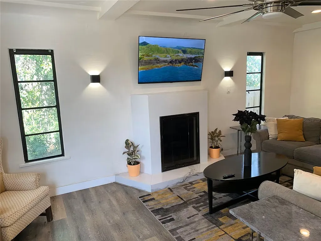 3 bed, 1330 sqft, $4,100 — Photo 4