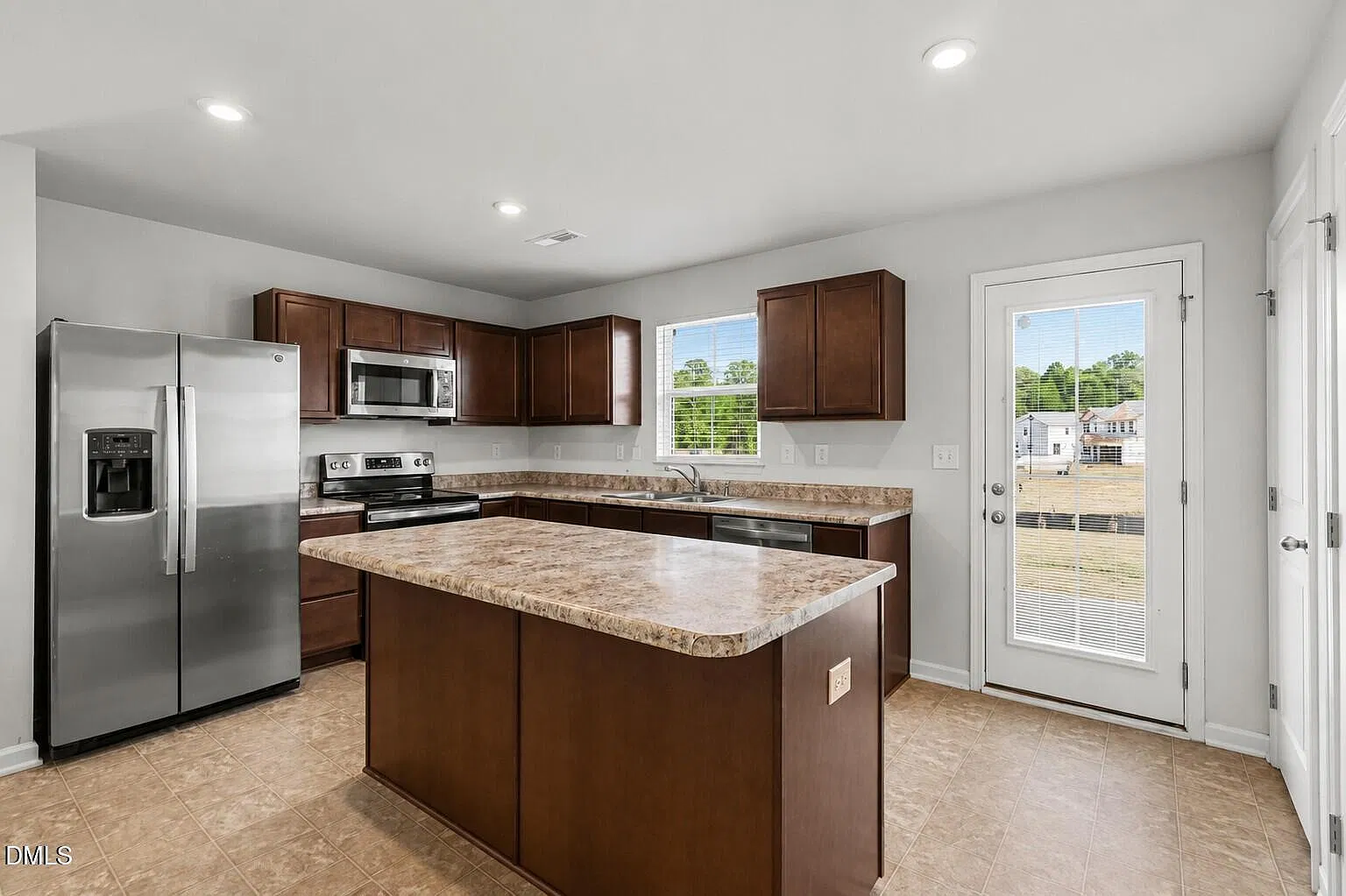 5 bed, 2.0 bath, 1689 sqft, $2,200 — Photo 4