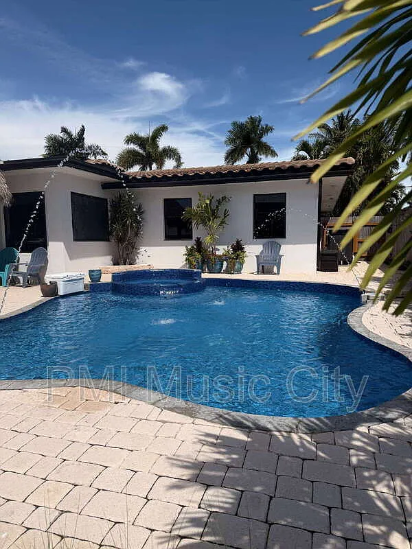 2 bed, 2.0 bath, 1715 sqft, $7,900 — Photo 1