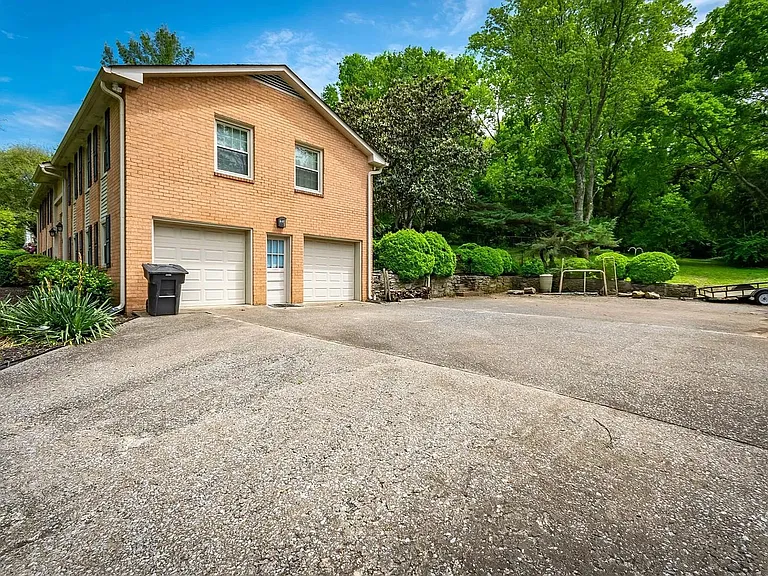 214 London Ln — Photo 34