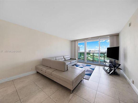 4th image of 100 Bayview Dr APT 1403
