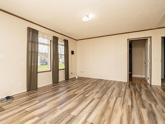 4th image of 923 Hamlet Cir