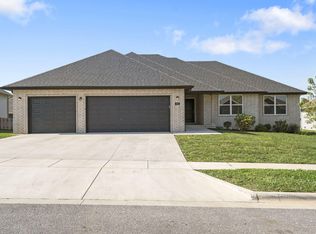 702 E Crew Dr, Nixa, MO 65714