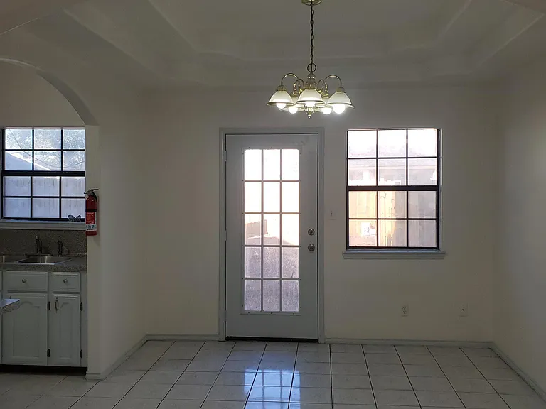 2704 Melanie Dr — Photo 4