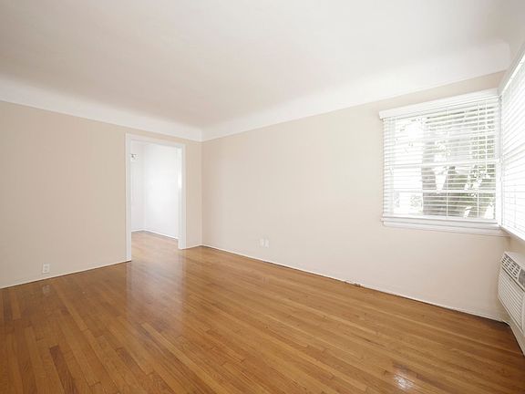 4th image of 2010-2016 Ocean Park Blvd #11810D