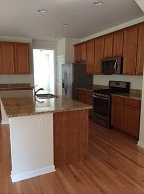 3rd image of 130 Warren Dr