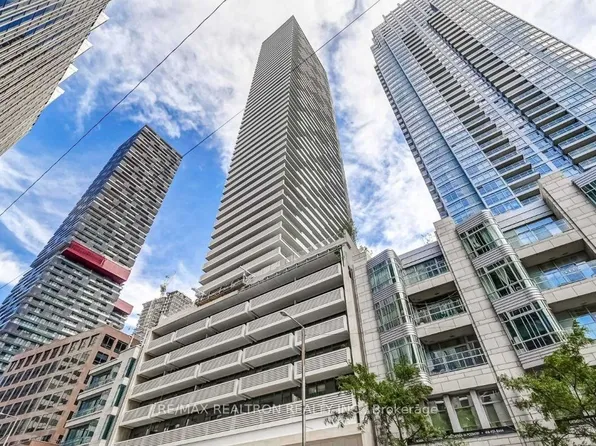 2221 Yonge St, Toronto, ON