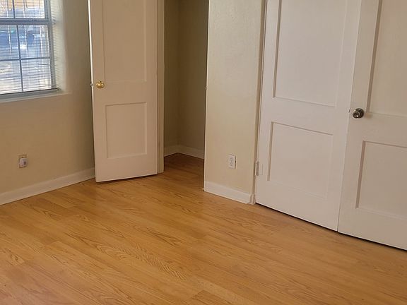 3rd image of 117 1/2 Edith Blvd SE #1