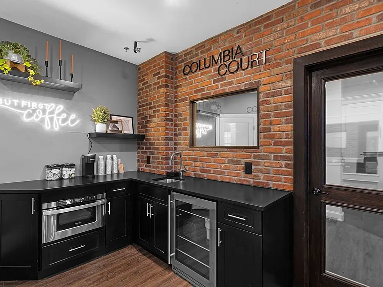 Columbia Court — Photo 8