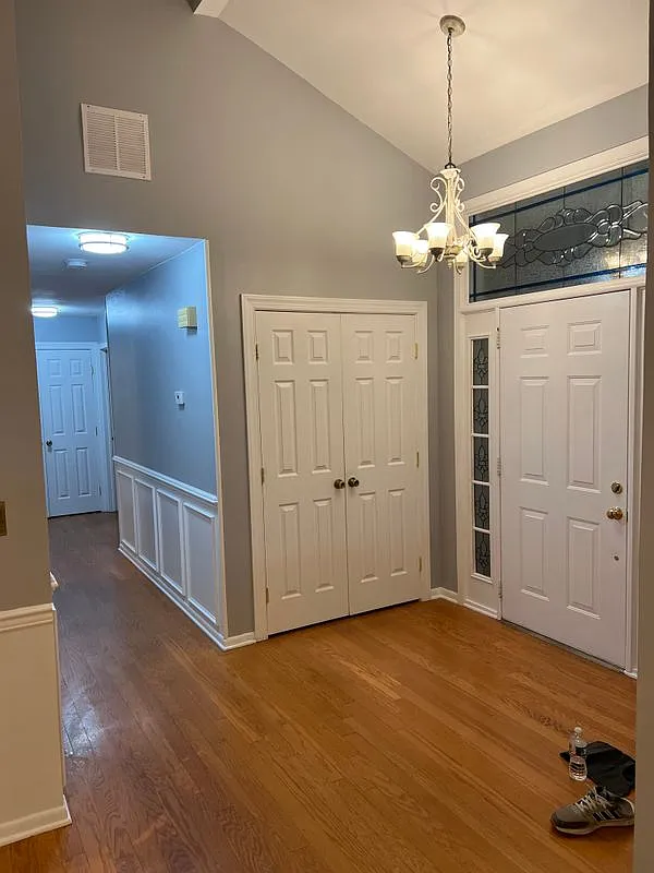 3 bed, 2.0 bath, 1293 sqft, $3,300 — Photo 3