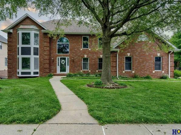 8240 Dorset Dr, Lincoln, NE 68510