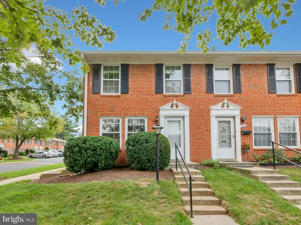 226 N Auburn Dr, Sterling, VA 20164