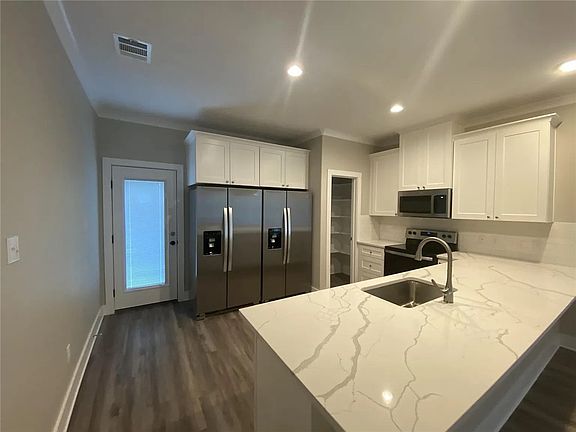 4th image of 400 Highlands St