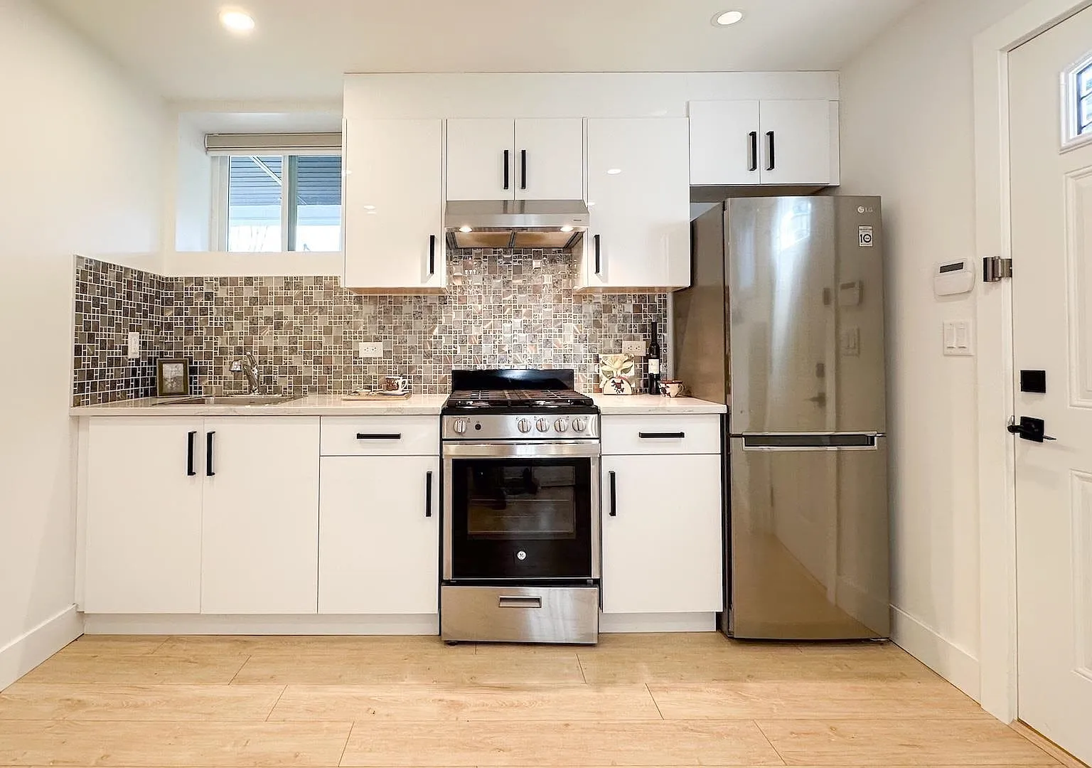 2 bed, 600 sqft, $1,680 — Photo 2