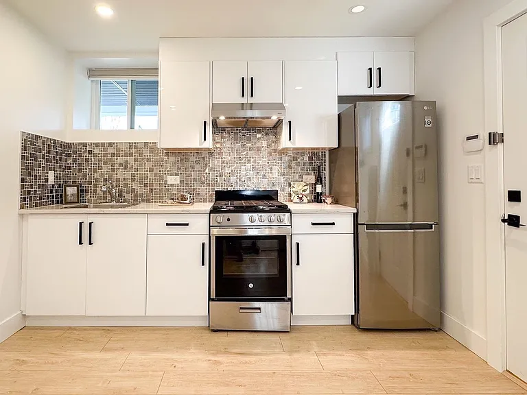 2723 Turner St — Photo 1