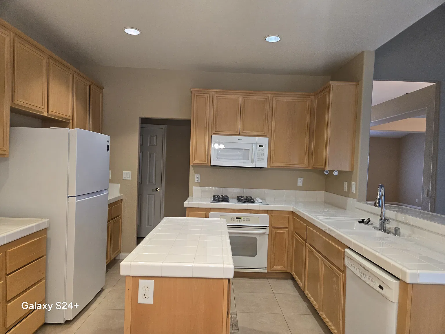 4 bed, 2.5 bath, 2250 sqft, $3,350 — Photo 2