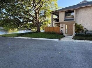 148 Wimbledon Lake Dr, Plantation, FL 33324