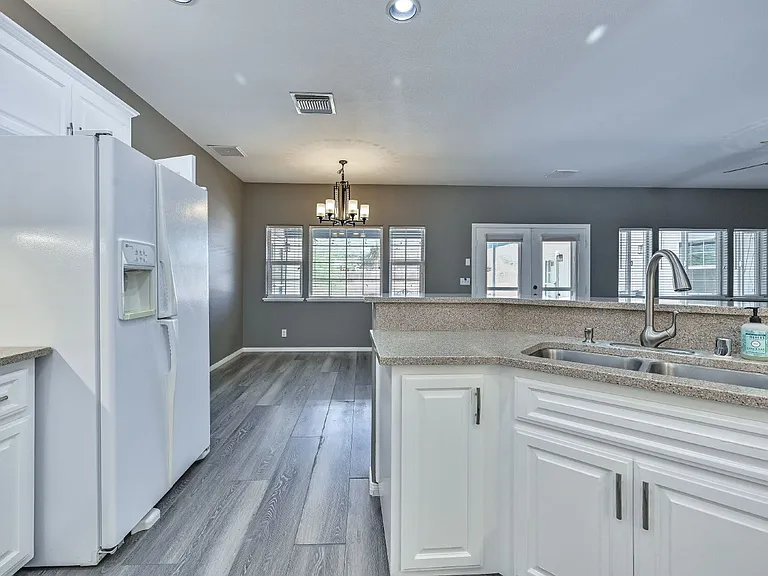317 W Shamrock Ave — Photo 16