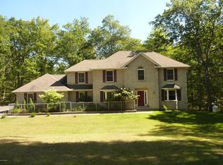125 Red Rock Cir, Hawley, PA 18428