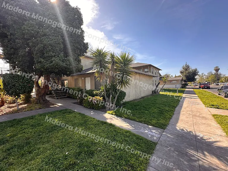 212 N C St — Photo 1