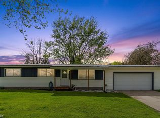 533 Harrison St, Victor, IA 52347