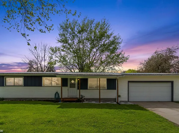 533 Harrison St, Victor, IA 52347
