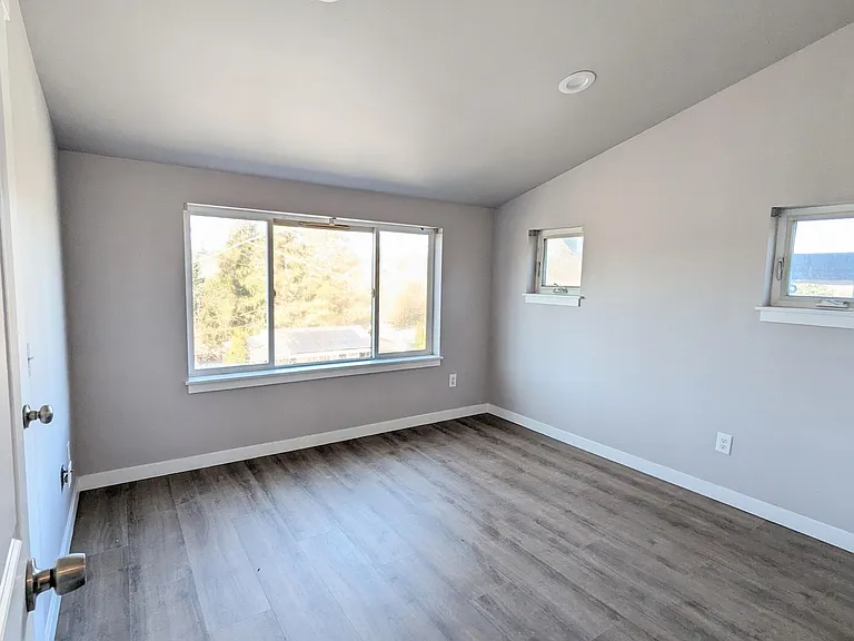 Primary bedroom with its private bathroom (on the third floor)