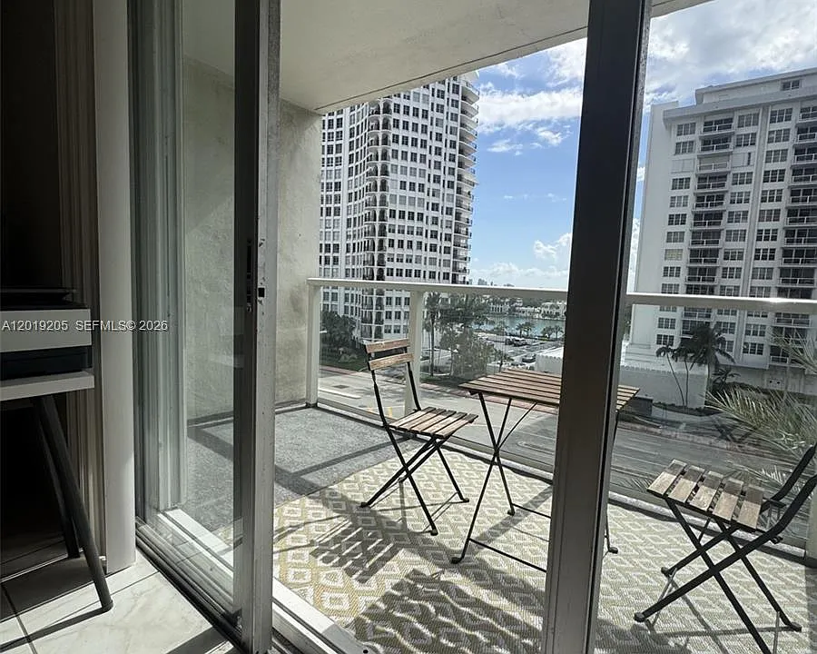 5701 Collins Ave #511
