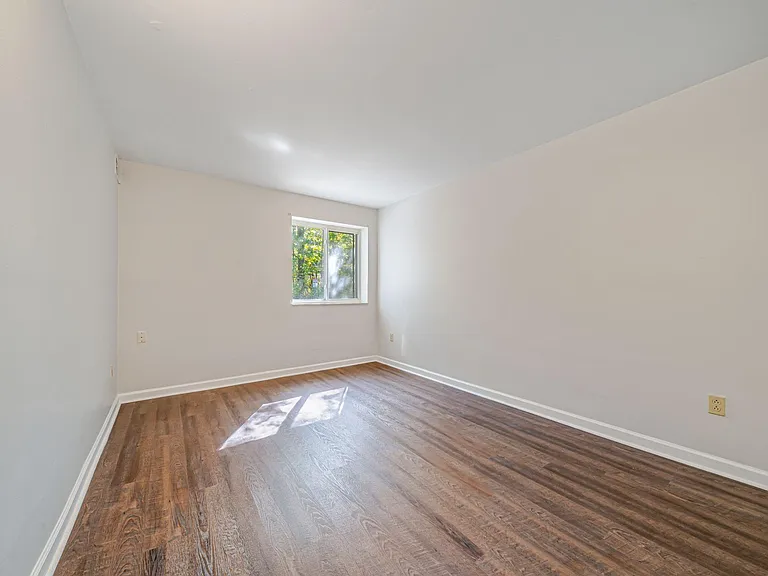 Brooklane Manor Apartments — Photo 74